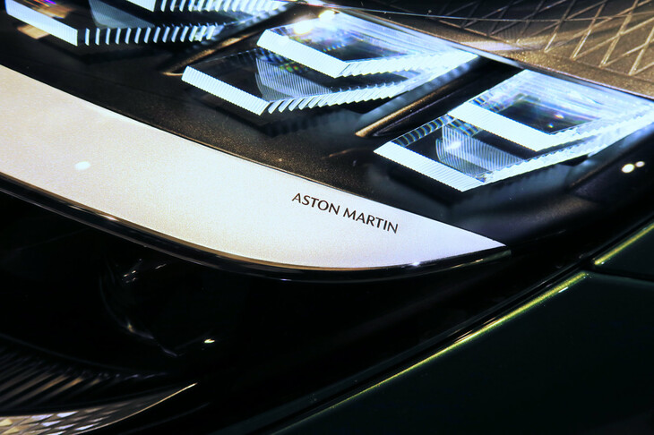 アストンマーティンDB12（ヘッドランプ）