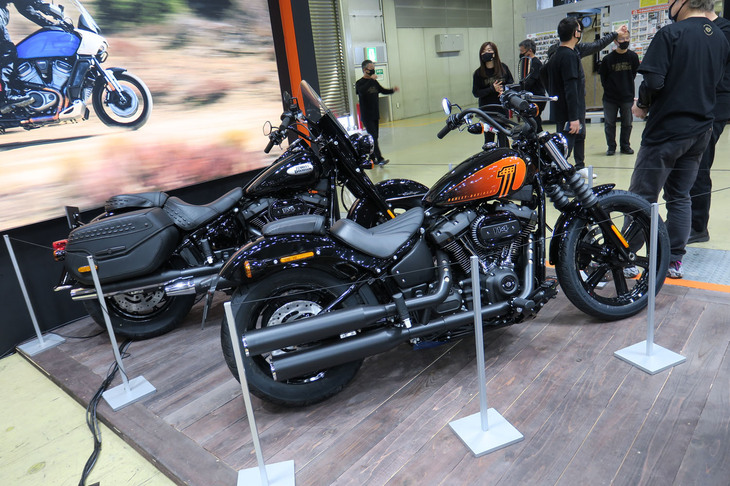 「ハーレーダビッドソン・ストリートボブ114」（右）と「ヘリテージクラシック114」（左）。