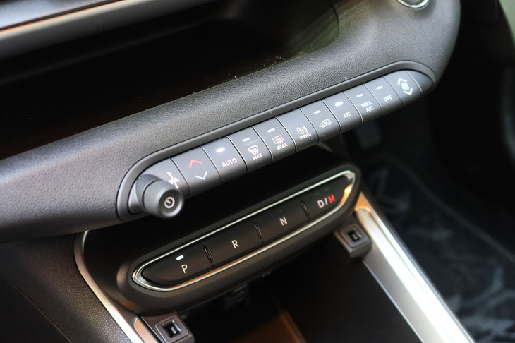 ジープ・アベンジャー4xeハイブリッド（空調スイッチおよびギアセレクター）