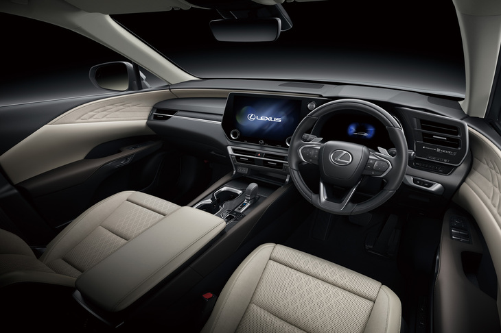 水平基調のダッシュボードと幅広のセンターコンソールによって包まれ感を印象づける「RX」のコックピット。“2階建て”構造のダッシュボードデザインや14インチサイズの大型センターディスプレイが目を引く。