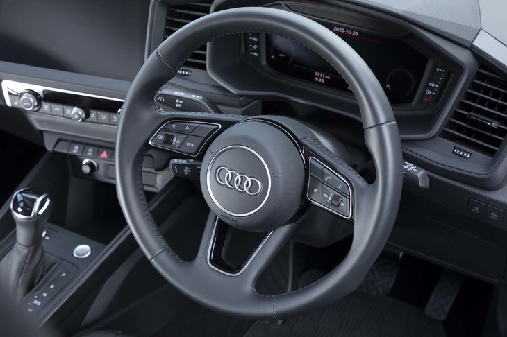 レザー巻きのステアリングホイールはオプションの「ナビゲーションパッケージ」に含まれている。1リッターターボモデルにはシフトパドルの設定がない。