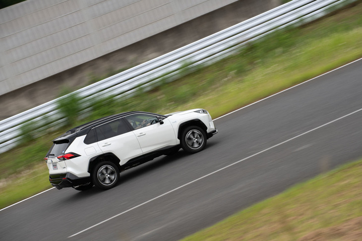 EV走行時の電力量消費率は155Wh/km（6.45km/kWh）。ハイブリッド燃料消費率（HV走行時の燃費）は22.2km/リッターと、「RAV4ハイブリッド」（20.6～21.4km/リッター）より良好な数値が示されている。（いずれもWLTCモード計測値）