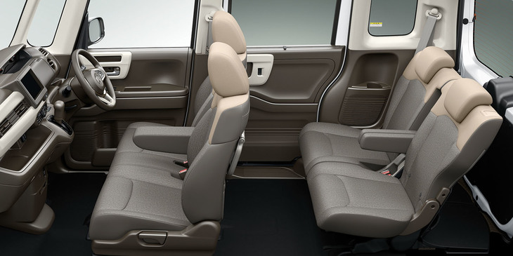 「N-BOX」の室内の様子。見てのとおり助手席と後席のシートは「N-VAN」とは比べ物にならないほど上質で、後席は左右個別にスライドとリクライニングが可能。