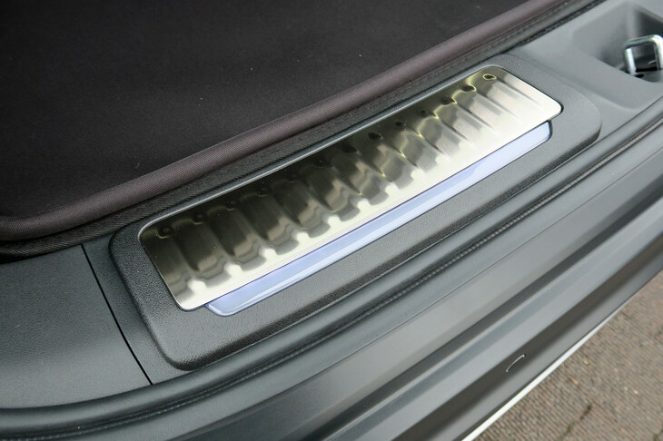 ホンダZR-V e:HEV X ホンダアクセス用品装着車（リアパネルライニングカバーイルミネーション）