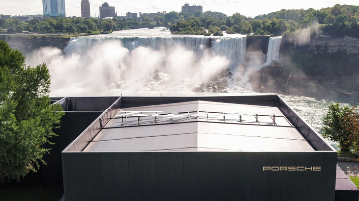 ナイアガラの滝に近い水力発電所に用意された北米会場。