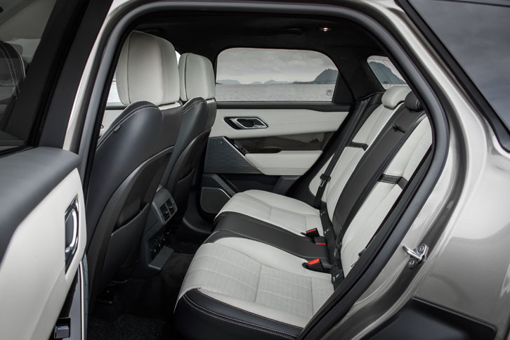 リアシートにはリクライニング機構のほか、シートヒーターも備わる。