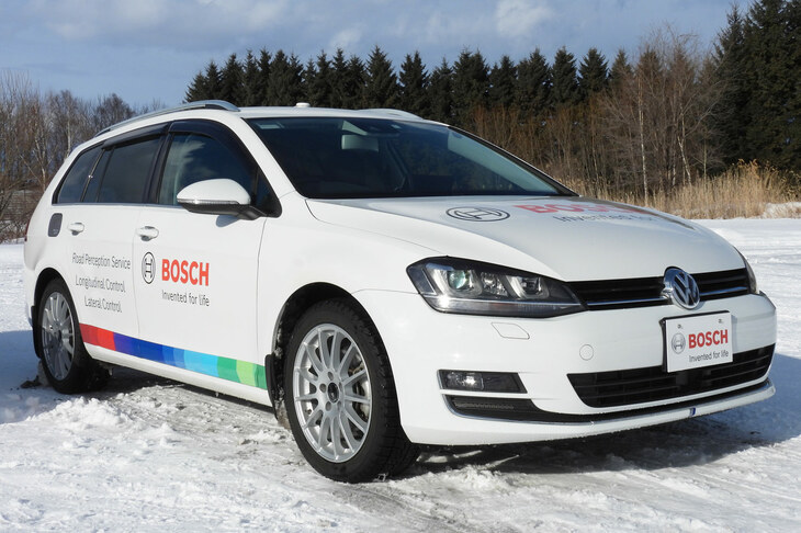 「路面状況検知サービス」については、「フォルクスワーゲン・ゴルフヴァリアント」の試作車で体験。車載のセンサーに、ボッシュ独自のソフトウエアが追加されている。