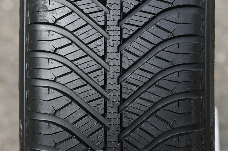 「ベクター4シーズンズ ハイブリッド」は、中央部からV字に走る太いグルーブで、高い排水性を確保。中央部分の細かいサイプは、内部がギザギザの3D形状となっており、接地時にブロック同士が支え合うことで倒れ込みを防ぎ、より路面に密着して高いグリップ力を発揮するという。