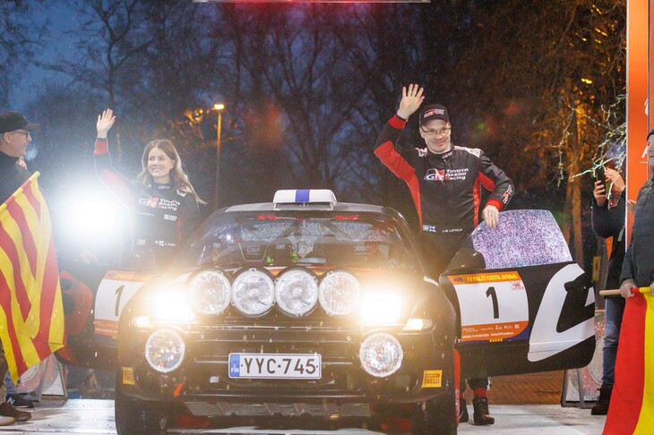 日本でもおなじみのヤリ-マティ・ラトバラ（写真向かって右）と、コ・ドライバーのヤンニ・フッシ（同左）。もともとはモデルとして活動していたフッシは、2022年にラリーにデビュー。短い期間に実力をつけ、サミ・パヤリやヘイキ・コバライネンとコンビを組んだことも。