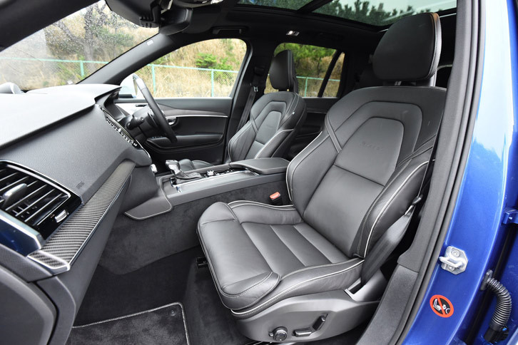 「T6 AWD R-DESIGN」に装備されるナッパレザーのスポーツシート。