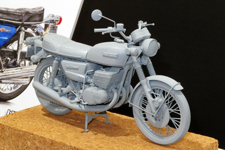 ハセガワの1/12「スズキGT380B」の試作品。1972年にデビューした人気中型バイクの、フロントブレーキがドラムからディスクに変更された仕様をモデル化。3200円で2017年12月22日ごろ発売予定。