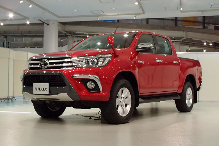 フロントバンパープロテクターほか販売店オプションでドレスアップされた「トヨタ・ハイラックス」。