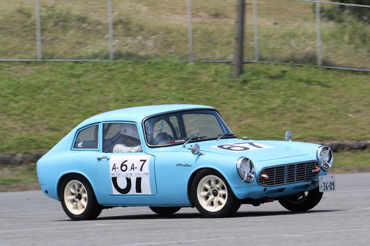ダブルエントリーしてAクラスで2位と4位になった「ホンダS600クーペ」。1965年に登場した日本初となるテールゲート付きのスポーツクーペで、発売当初は「ビジネスにも最適」とうたっていた。