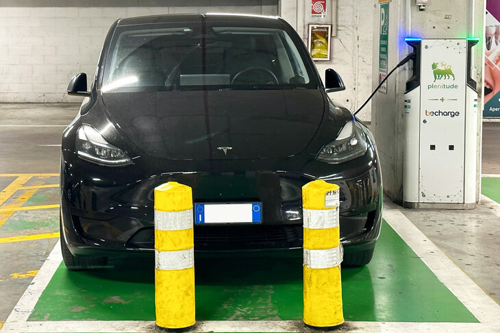 「テスラ・モデルY」（イタリア）。2023年8月28日。