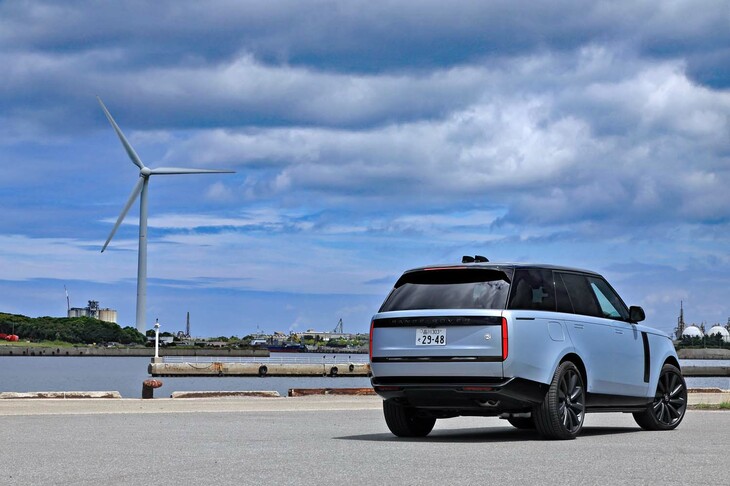 内外装の美しさに充実した装備、走りのよさ、快適な乗り心地……と、およそクルマに求められる要素のすべてを高次元で実現した「レンジローバー」。問題をひとつ挙げるとすれば、駐車場を選ぶそのボディーサイズかもしれない。