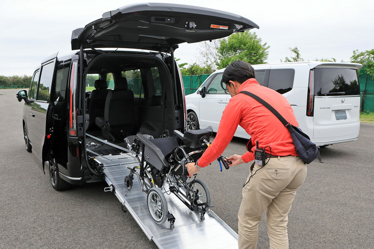 ホンダ・ステップワゴン スパーダ 車いす仕様車 2-3列目乗車タイプ