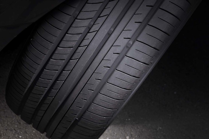 「アドバンdB V552」では、5種類の大きさのブロックを採用。それぞれのサイズを可能な限りコンパクト化するとともに正確に配置することで、接地時のノイズを低減させる。