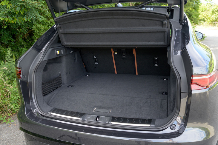 荷室の容量は485～1299リッター。フロア下に駆動用バッテリーを積むため、前方の床面がかなり高くなっている。