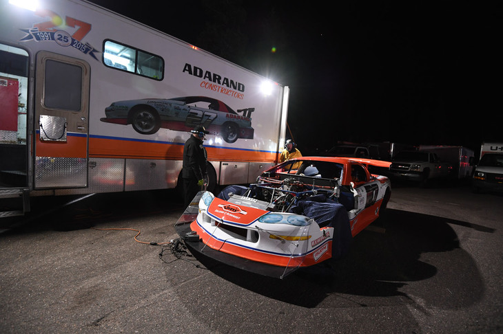 早朝の練習走行および予選に備えて、各チームはそれぞれのスタート地点にマシンを搬入。スタート地点の駐車スペースで走行準備が行われるほか、セッション中にはコースコンディションに合わせてマシンセッティングを変更するなど、細部の調整に余念がない。写真はアンリミテッドクラスに参戦した「シボレー・カマロ」。徹底的な改造が施されている。