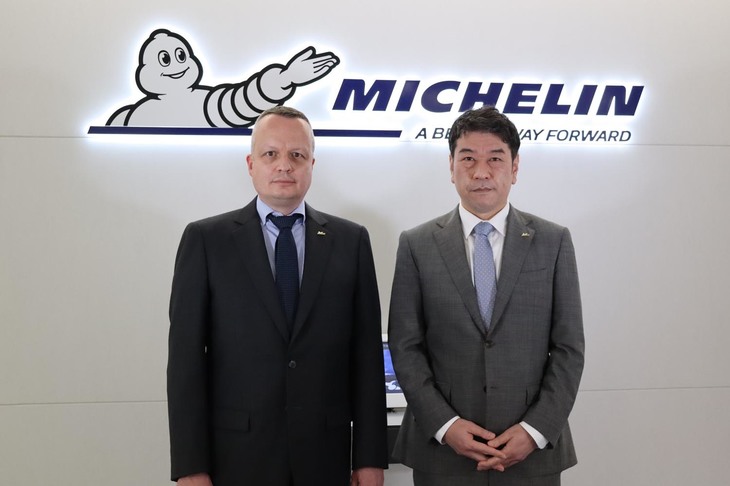 日本ミシュランタイヤ前社長のポール・ペリニオ氏（写真左）と、新社長の須藤 元氏（同右）。