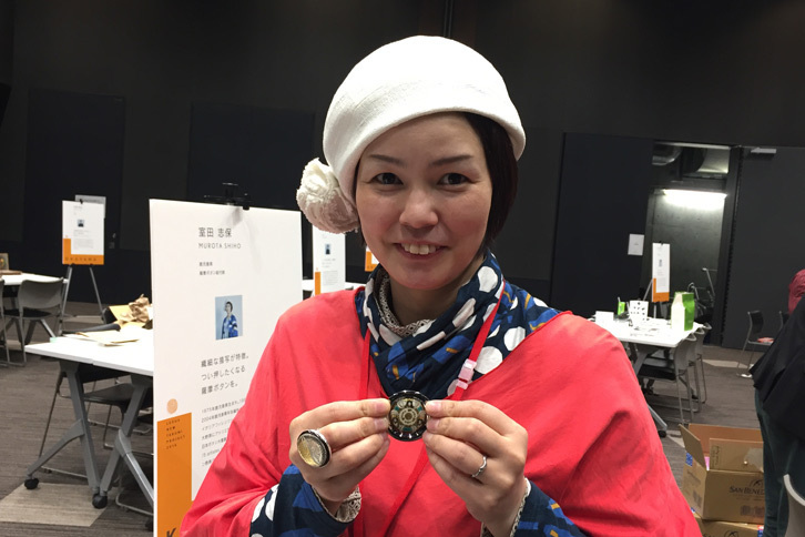 薩摩ボタン絵付師の室田志保さん。自ら工房「絵付ヶ舎 薩摩志史」を立ち上げ、ボタン制作から販売までを行っている。