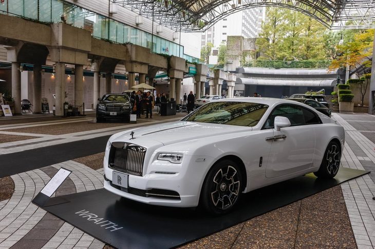 こちらは2ドアクーペの「レイス」。まさかロールス・ロイスに2ドアのクルマがあったとは！ こんなに大きなクルマなのにドアが2枚しかないなんて、本当に贅沢（ぜいたく）なクルマです。