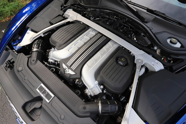 6リッターW12ツインターボは、最高出力635ps、最大トルク900Nmを発生。気筒休止システムやアイドリングストップ、コースティング機能なども備わる。