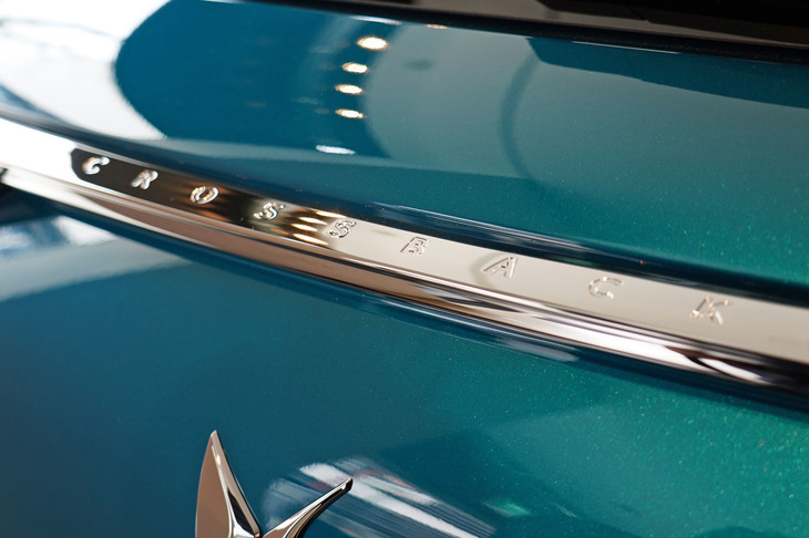 「CROSSBACK」ロゴはリアのメッキガーニッシュの中に刻まれている。「DS 3」の部分と離してレイアウトするのは同門の「DS 7クロスバック」と同じ。
