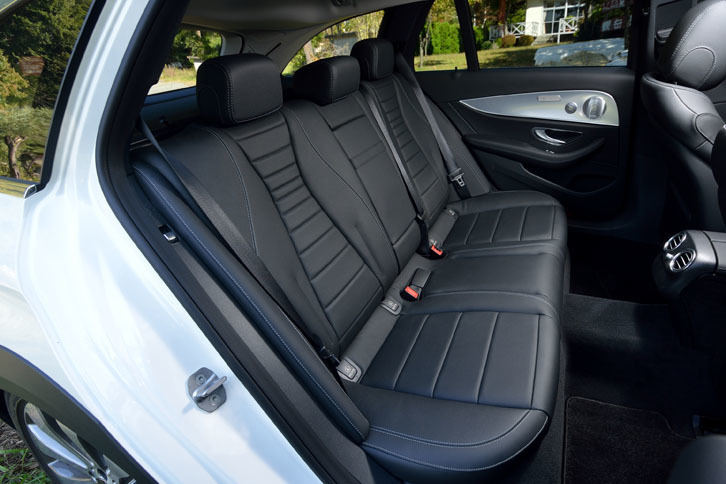 後席の様子。背もたれ部分は40：20：40の分割可倒式となっている。