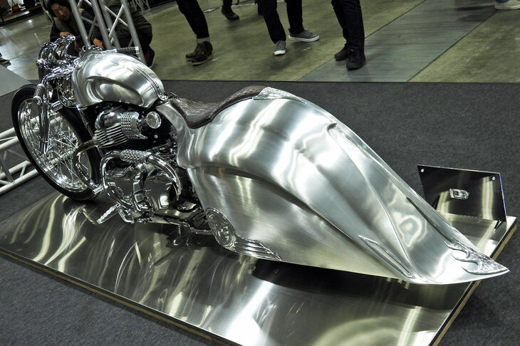 アルミ製の燃料タンクとリアカウルが優雅につながる、特徴的なリアビュー。