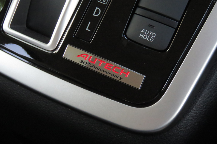 シフトパネルに装着される「AUTECH 30th Anniversary」のプレート。