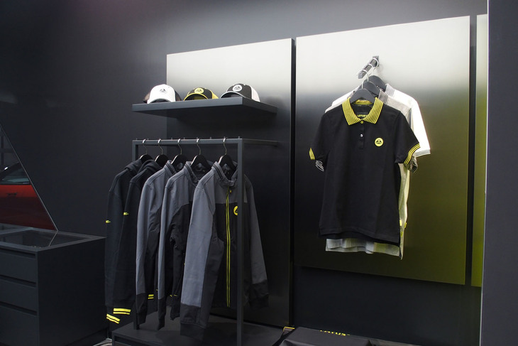 ショールームにはロータスの純正アクセサリーアイテムも置かれる。