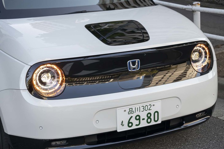 丸目のヘッドランプが主張するフロントマスク。ウインカーもリング状に点滅する。