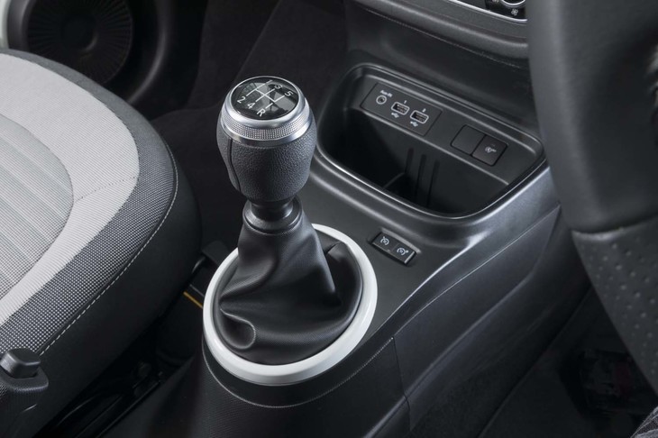 「トゥインゴS」のキモとなる5段MTのシフトレバー。シフトパターンはオーソドックスだが、滑り止めの装飾を施すなどノブのデザインは凝っている。