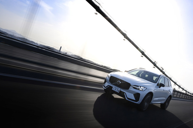 ボルボXC60リチャージ アルティメットT6 AWDプラグインハイブリッド（関門橋にて）