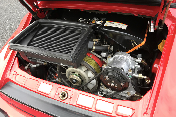 KKK製ターボチャージャーが組み込まれた3.3リッターのフラット6は、最高出力285PSを発生。今回試乗した1989年モデルは、5段MTを搭載する。