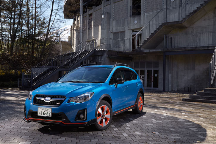 外装では専用設計の空力パーツが特徴。テスト車には、メーカーオプションのルーフレールが装備されていた。