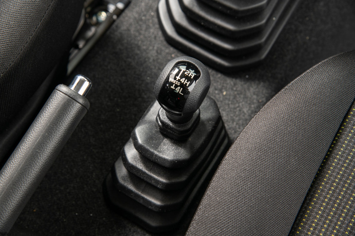 駆動方式はこれまでと同じく副変速機付きのパートタイム4WD。駆動方式の切り替えは手動となるが、センターデフなどの複雑な機構が不要となるため、高い信頼性を確保できる。