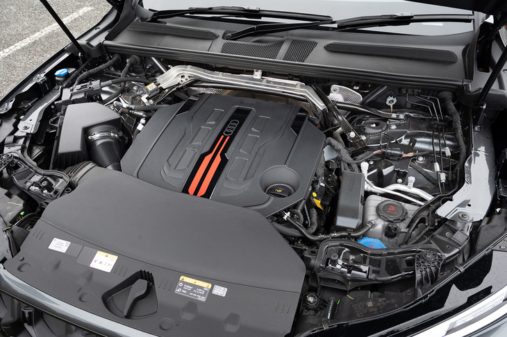 パワーユニットは最高出力367PS／最大トルク550N・mの3リッターV6ターボエンジン。「MHEVプラス」と呼ばれるマイルドハイブリッドを搭載している。