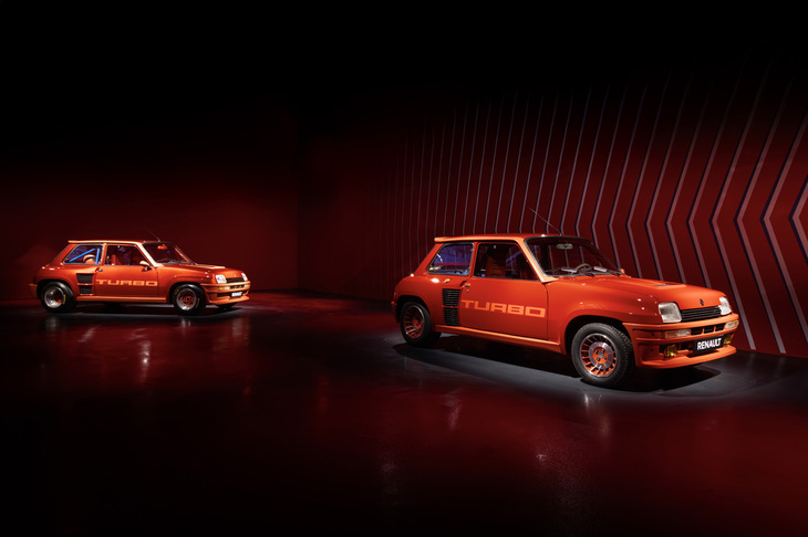 フランスのフラン工場で行われたBEV「ルノー5ターボ3E」のメディア向け発表イベント会場に並んだ1978年のモックアップショーカー（写真左）と1980年の「5ターボ」。モックアップショーカーは、当時の実物そのものである。