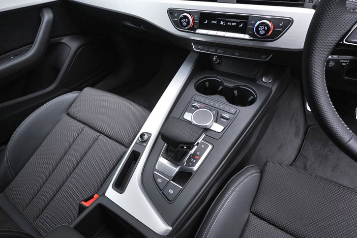 「A4」のFF仕様へのSトロニック（デュアルクラッチトランスミッション）の搭載はこの新型が初。旧型はマルチトロニック（CVT）だった。