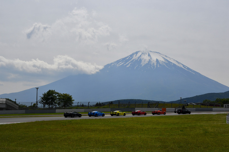 富士スピードウェイを走行する新型「シボレー・コルベット」と「コルベット コンバーチブル」。（写真：ゼネラルモーターズ・ジャパン）