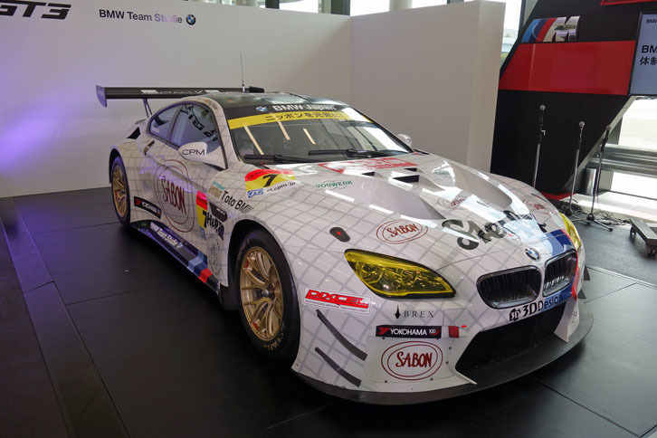 2017年シーズンを戦う「BMW M6 GT3」。細かな格子模様はカッティングシートの一枚貼りではなく、一本ずつ独立したものが貼り付けられている。