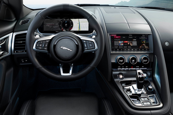 12.3インチのデジタルメーター「インタラクティブ・ドライバーディスプレイ」を全車に採用するなど、機能・装備の強化が図られている。