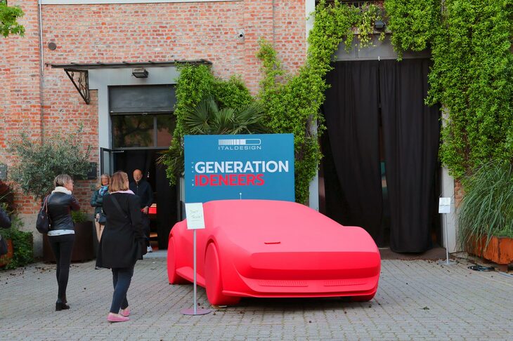 トリノのデザイン開発会社であるイタルデザインは、「We are Generation Ideneers（私たちは発想するエンジニア世代）」というスローガンとともにパビリオンを開設。入り口では、2023年のデジタル公開に続き、今回いよいよ実車となった新作コンセプトEV「アッソ・ディ・ピッケ・モビメント」のマケットが来場者を迎えた。