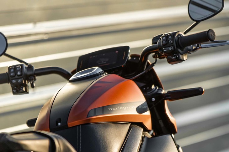 通信機能の搭載もセリングポイントのひとつ。ナビゲーションシステムが利用できるほか、盗難にあった際には車両の追跡も可能となる。4.3インチのカラーディスプレイは角度調節式。