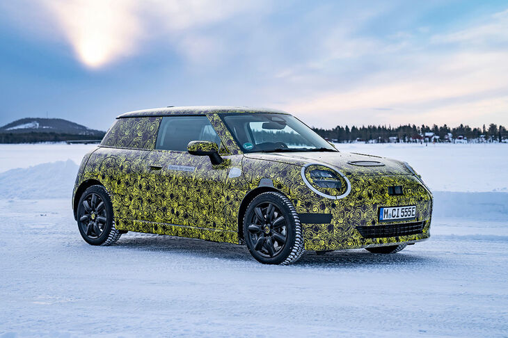 MINIクーパーE／市場投入時期：2023年末／次世代の電動MINIは、容量40kWhのバッテリーを備えた最高出力184PSの「クーパーE」と、同50kWhで同224PSの「クーパーSE」の2台がスタート台に立つ。