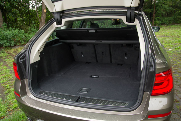 荷室容量は5人乗車時で570リッター、後席をたたんだ状態で1700リッターとなっている。