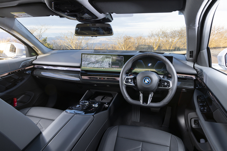 ダッシュボードの眺めはスタンダードボディー車と変わらず、最新のBMWではおなじみのカーブドディスプレイを中心とした構成だ。「5シリーズ ロング」は色付きガラス（BMWでは「サンプロテクションガラス」と呼称）を装備しておらず、車外がくっきりと見える（車外からもよく見えるが）。