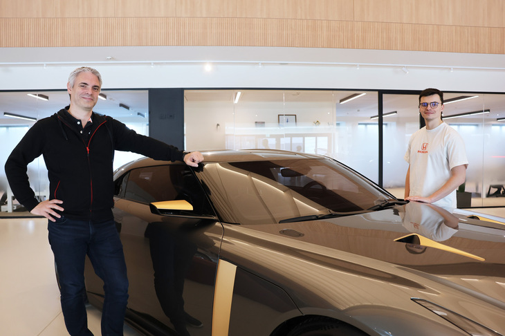 ポルタ氏（左）とジャイ・バウディサルド氏（右）。「日産GT-R50 by Italdeisgn」のコンセプトカーとともに。